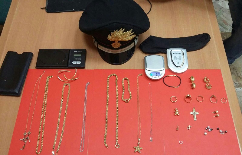 Arrestato un serbo e segnalata una ragazza. Trovati a casa di quest'ultima monili in oro