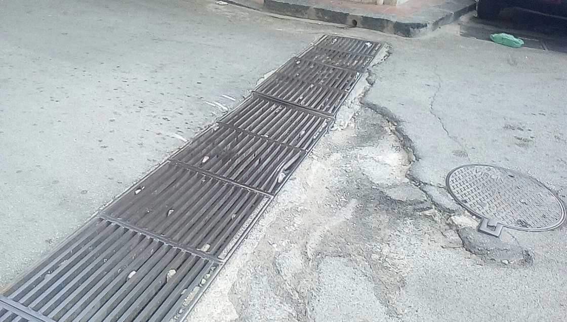Favara. Pericolosa buca stradale in via Rovereto