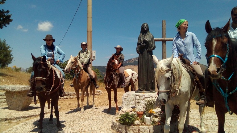 A cavallo hanno raggiunto l'eremo di Santa Rosalia. Iniziativa del maneggio San Benedetto