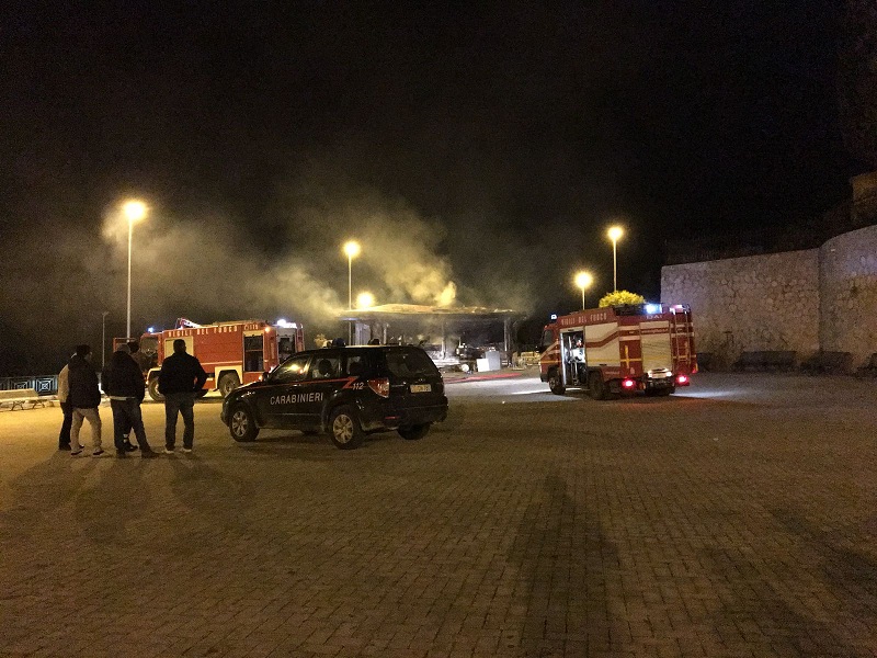 Naro, a fuoco il chiosco di p.zza San Calogero. Si indaga