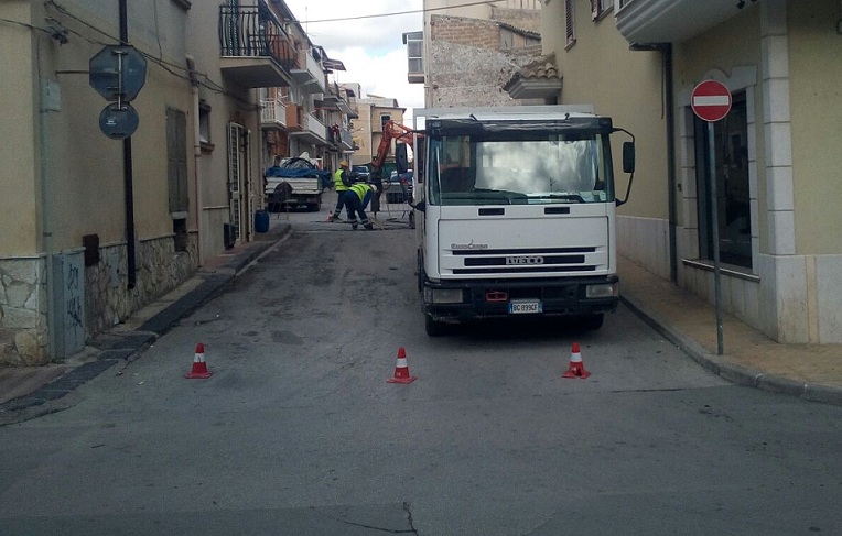 Buca pericolosa in via Rovereto, a Favara. Girgenti Acque stamattina in azione in via Rovereto