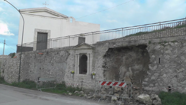 Favara. Crolla il muro della ''Grazia Lontana''... di nuovo