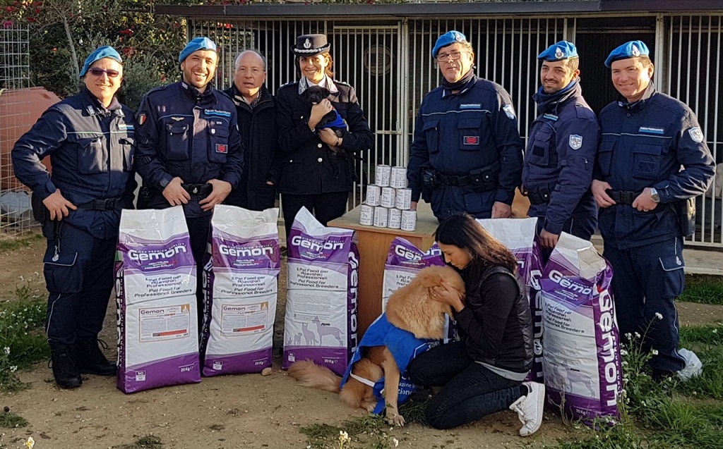 Buon Natale anche agli amici animali. Personale del carcere Petrusa dona cibo per cani