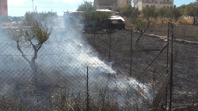 LA COPERTINA. Aragona. A fuoco le campagne ieri in località Scalo Caldare, attimi di paura per i residenti