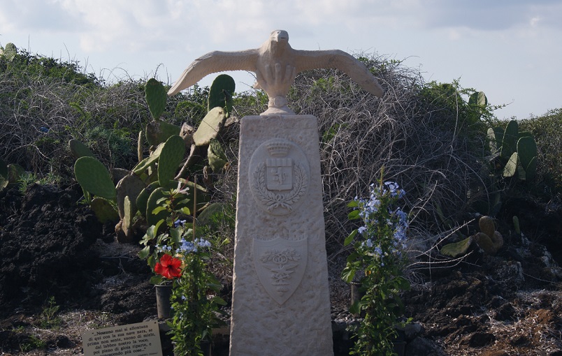 Linosa, l'Arma Carabinieri dona alla popolazione una stele simbolo della tutela della Berta Maggiore