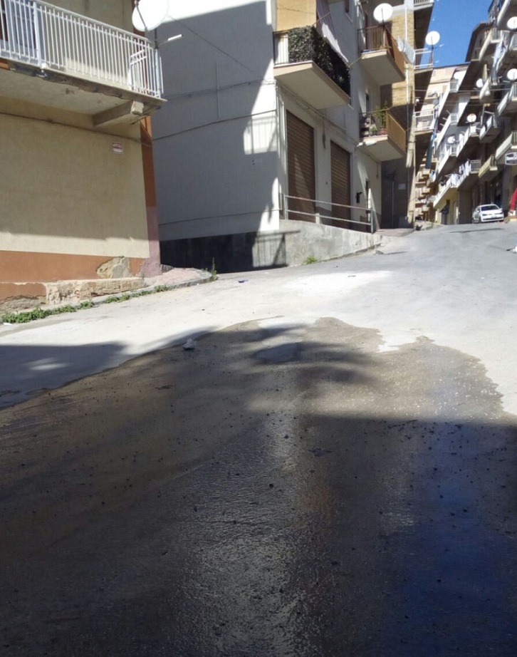 Favara. Perdita d'acqua in strada in via Tindari. Chiesto intervento a Girgenti Acque