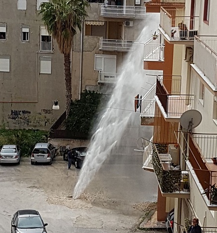 Favara. Acqua fuori da un tombino, il getto arriva fino al terzo piano di un palazzo