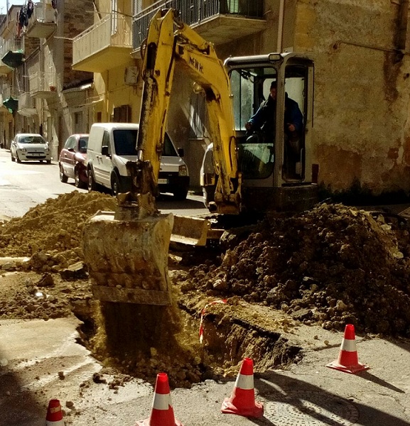 Favara, operai di Girgenti Acque in via Agrigento per riparare la buca