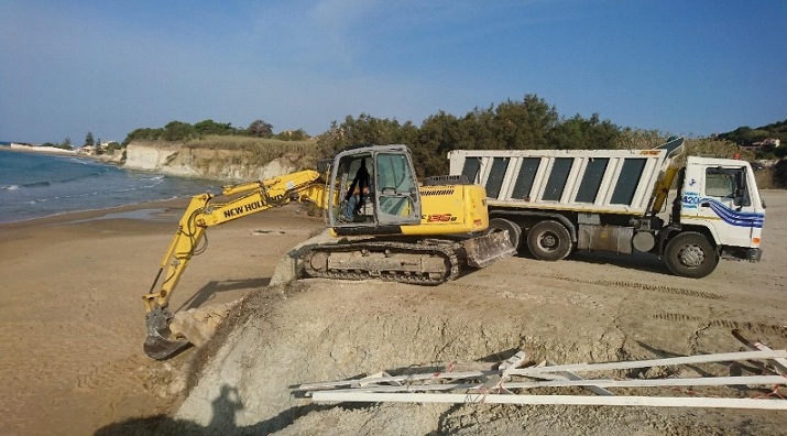 ''Spiaggetta'' di Giallonardo. Costruirono dei manufatti abusivi, cominciate le prime demolizioni