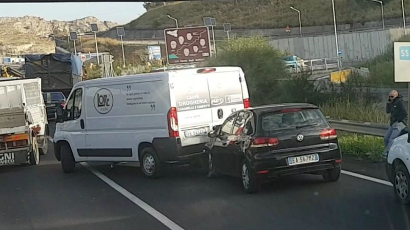 Incidente sulla ''Strada degli Scrittori'', coinvolte tre auto e un furgone