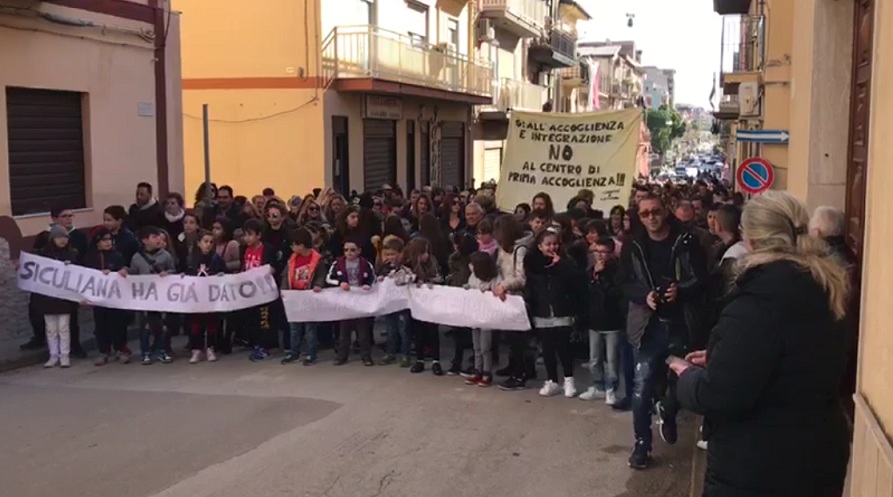 Siculiana, cittadini in strada stamattina per dire no al centro di accoglienza Villa Sikania