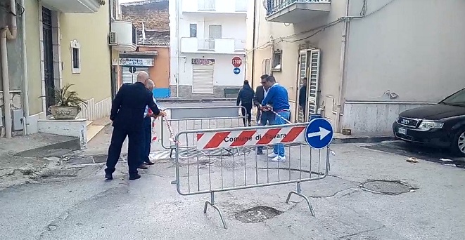 Favara, transennata stamattina la buca pericolosa di via Rovereto