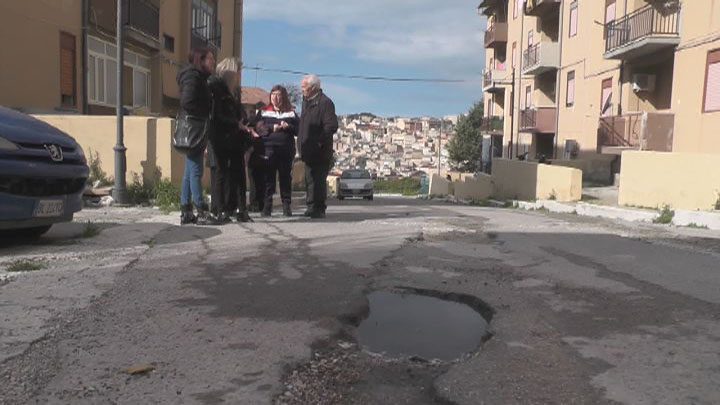 Favara. Problemi fognari in via Pietro Germi, i residenti: ''Preoccupati per i nostri bambini''