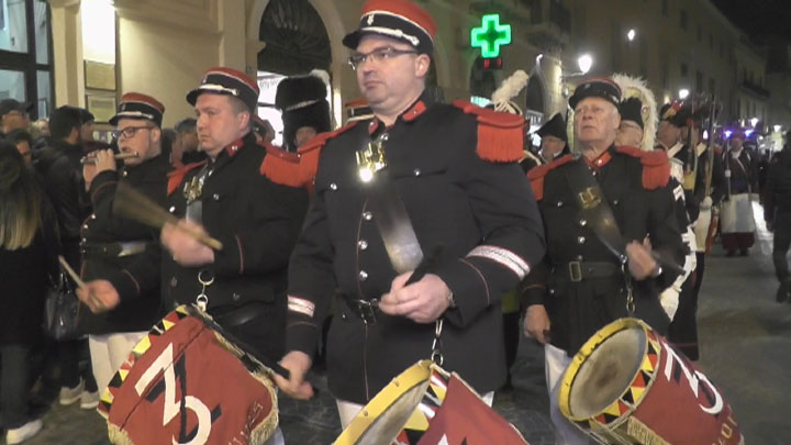 Tragedia per la Fiaccolata del Mandorlo in Fiore. Si accascia e muore un esibizionista Belga
