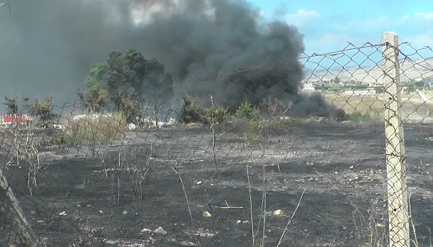 Favara, incendio di sterpaglie raggiunge un centro di autodemolizione