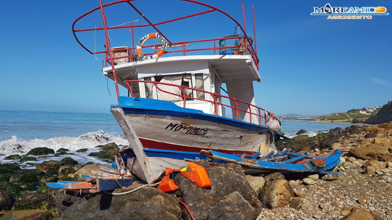 Zingarello. Barca abbandonata libera in mare liquidi inquinanti, MareAmico: ''Effetto collaterale degli sbarchi fantasma''