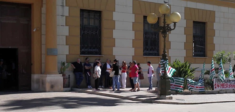 Protesta dei dipendenti dell'Ipab ''Villa Betania'' dinanzi alla Prefettura do Agrigento: ''Da 14 mesi senza stipendio''