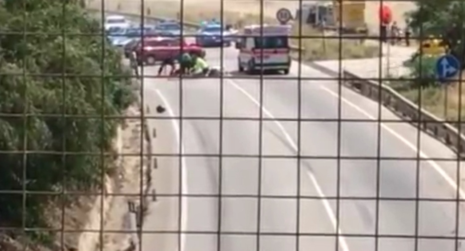 Incidente al Giro d'Italia. Il motociclista titolato a stare sul percorso