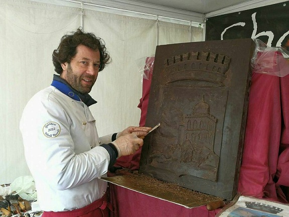 Sorteggiata la scultura di cioccolato raffigurante lo stemma del Comune di Favara