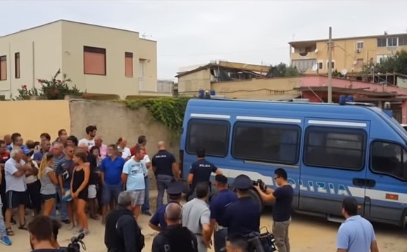 Avrebbero impedito i lavori di demolizione di una villetta a Maddalusa. Deferite sei persone