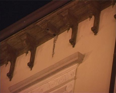Favara. Distacco di una mensola decorativa dal Palazzo Municipale di Piazza Cavour