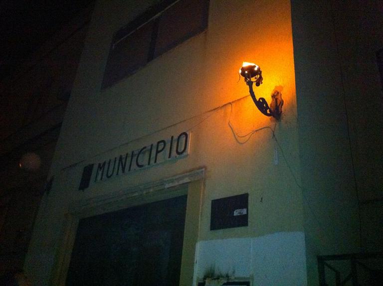 Favara. A fuoco il lampioncino della luce posto sulla facciata del Municipio
