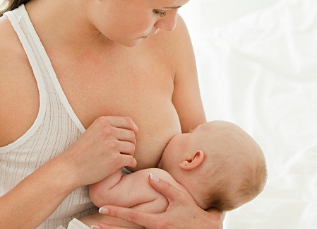 Neonata rischia di affogare per un rigurgito. La mamma la salva grazie all'aiuto dei sanitari del 118