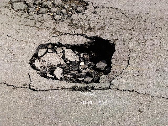 Favara. Dopo la pioggia i danni. Iniziano a spuntare buche e avvallamenti sul manto stradale