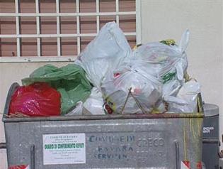 Sciopero dei rifiuti in provincia. Piu' spazzatura che addobbi natalizi