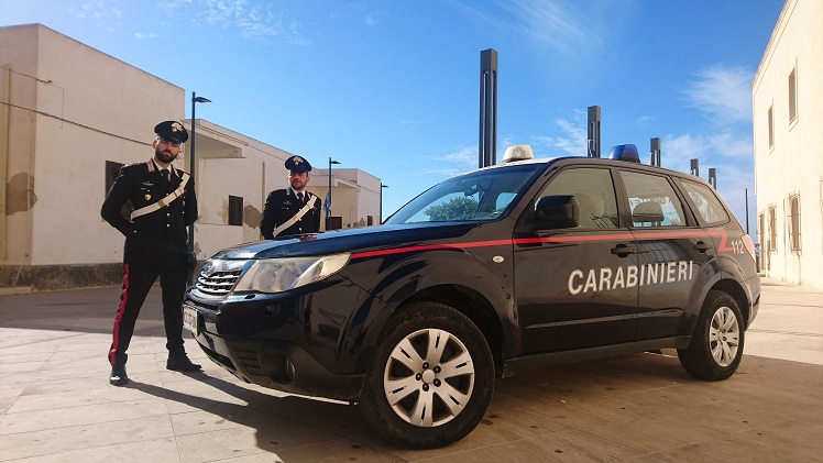 Lampedusa. I carabinieri sventano la fuga di un tunisino dall'aeroporto