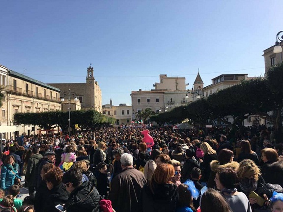 Carnevale favarese in piazza Cavour. Grande successo