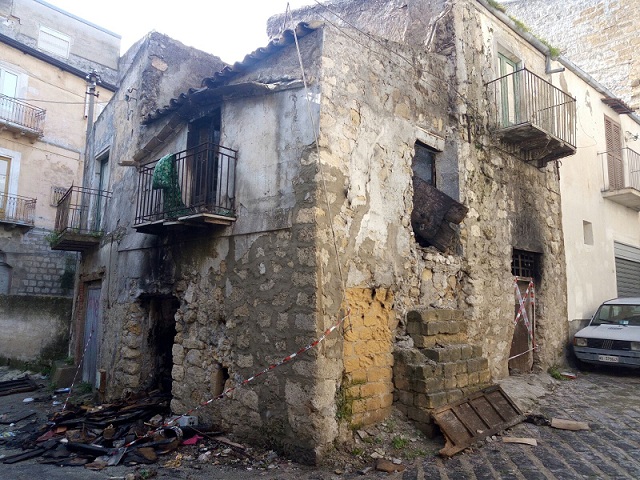 Incendio stanotte in una casa a Favara