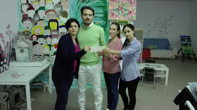 Favara. Dona il suo primo gettone di presenza. L'Associazione Ad Maiora Onlus ringrazia il consigliere Fanara