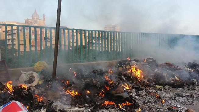 Favara. Incendiato l'ammasso di rifiuti presente in Via Berlinguer