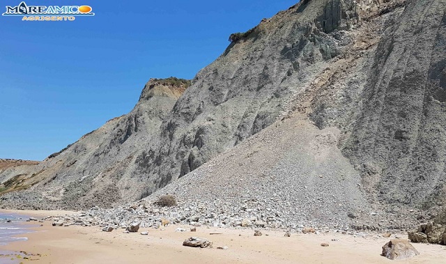 Nuovo crollo nella spiaggia di Drasy. MareAmico: ''Non ripristineremo le strade, troppo pericoloso''