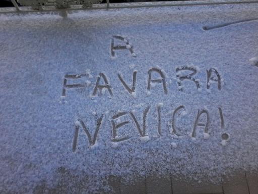 Neve nell'agrigentino. Tetti e auto imbiancati a Favara. Disagi alla circolazione stradale