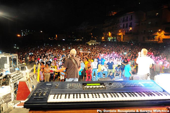 Porto Empedocle. Successo per il concerto dei Nomadi. Piazze Torre Carlo V gremita di gente
