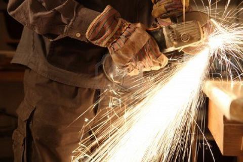 Incidente sul lavoro. Operaio si taglia la gola con il flex. Ferito gravemente