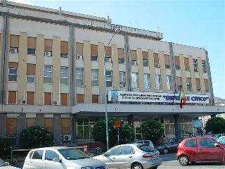 60enne aragonese ricoverato in ospedale per una grossa e profonda ferita alla gola. La polizia indaga