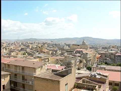 Ritardi e lamentele a Favara sulla consegna delle pattumiere. Stamattina uffici di piazza Giarritella chiusi per assenza di vigili urbani