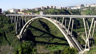 Auto contro mano sul ponte Morandi. Auto finisce contro guard rail