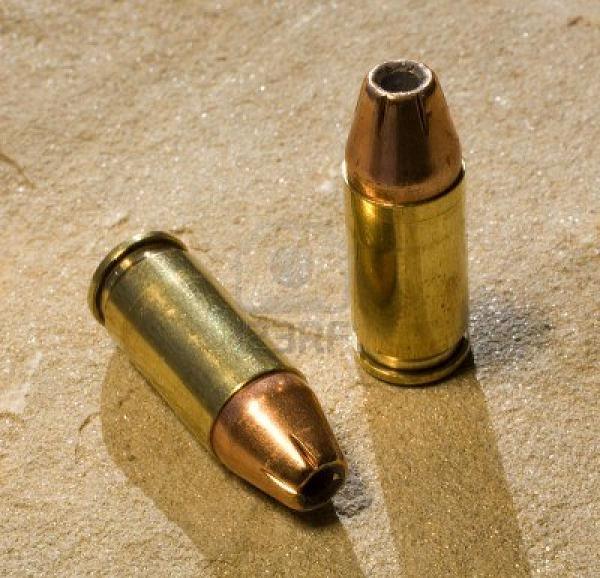 Gli lasciano due proiettili e poi incendiano l'auto. Intimidazione ad Agrigento