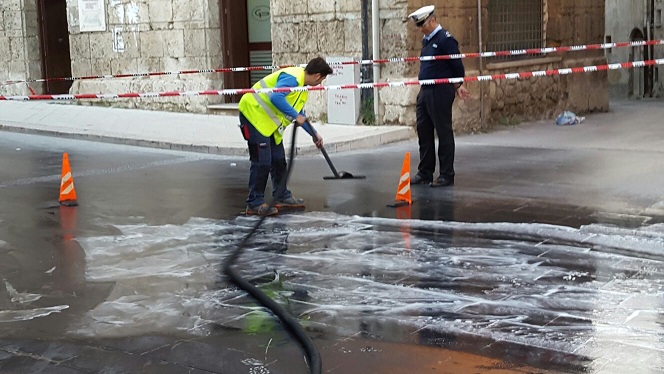 Favara, piazza Cavour. Diesel e oli in strada, fortunatamente un intervento prima di un fatto spiacevole