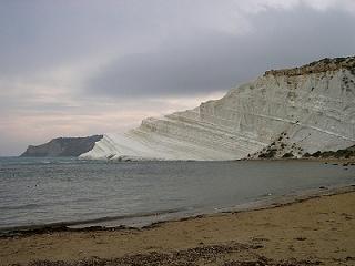 Realmonte. Scoperto altro sversamento in mare di scarti di frantoio.
