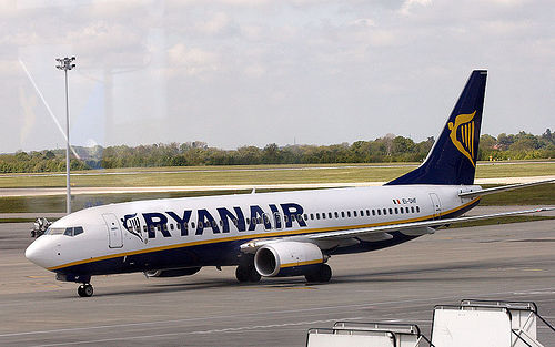 Aereo in scacco per bimba senza cinture. Comandante osteggiato da genitori poi atterra lo stesso