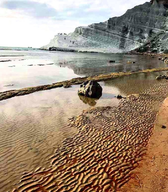 Sabbia rossa in una spiaggia vicino alla Scala dei Turchi, la segnalazione di MareAmico