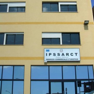 Agitazione degli studenti dell’Ambrosini di Favara. Insetti e pulci all'interno della struttura. La protesta si sposta al Comune