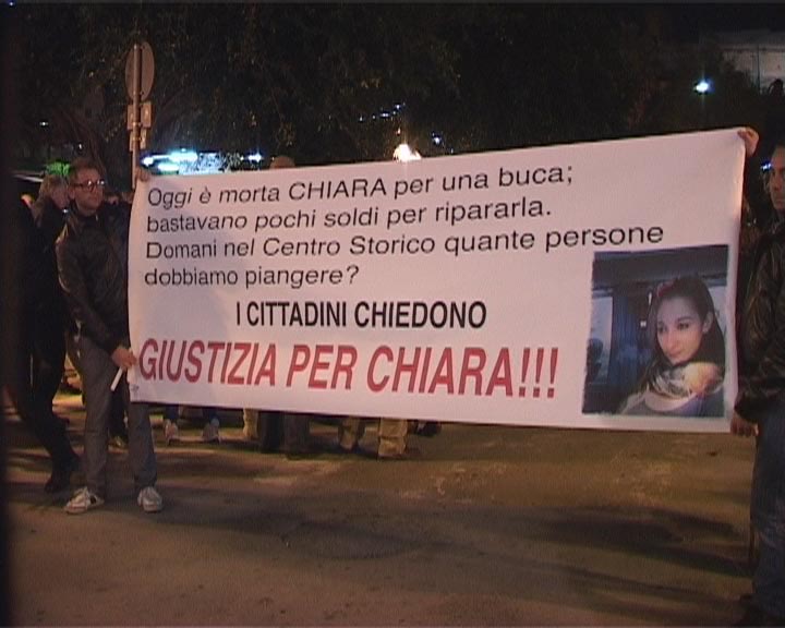 Ieri sera la fiaccolata per Chiara La Mendola. “I cittadini chiedono Giustizia per Chiara”