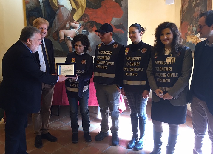 Agrigento, targa di riconoscimento ai farmacisti volontari Protezione Civile per lavoro svolto nelle zone terremotate