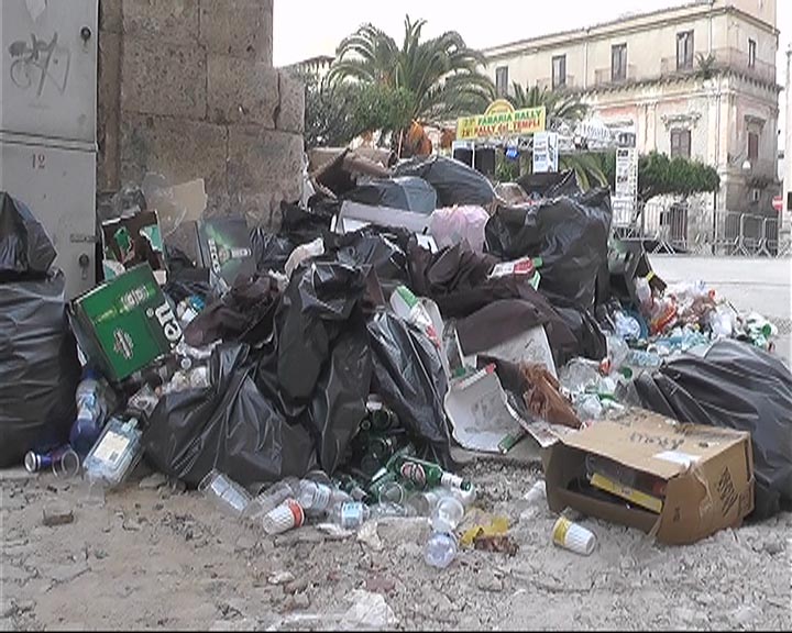 Favara. Domenica mattina come si presentava Piazza Cavour e Via Cafisi. Ancora una volta i privati si sostituiscono all'Ente Comune